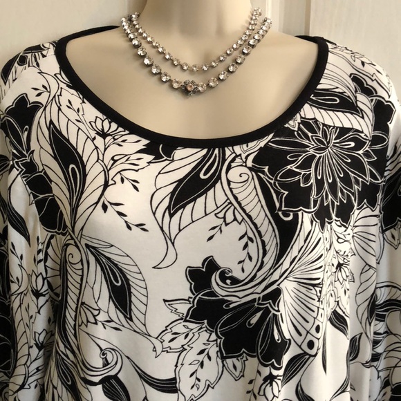 Black and white flowing top Worn once!! - Picture 2 of 6